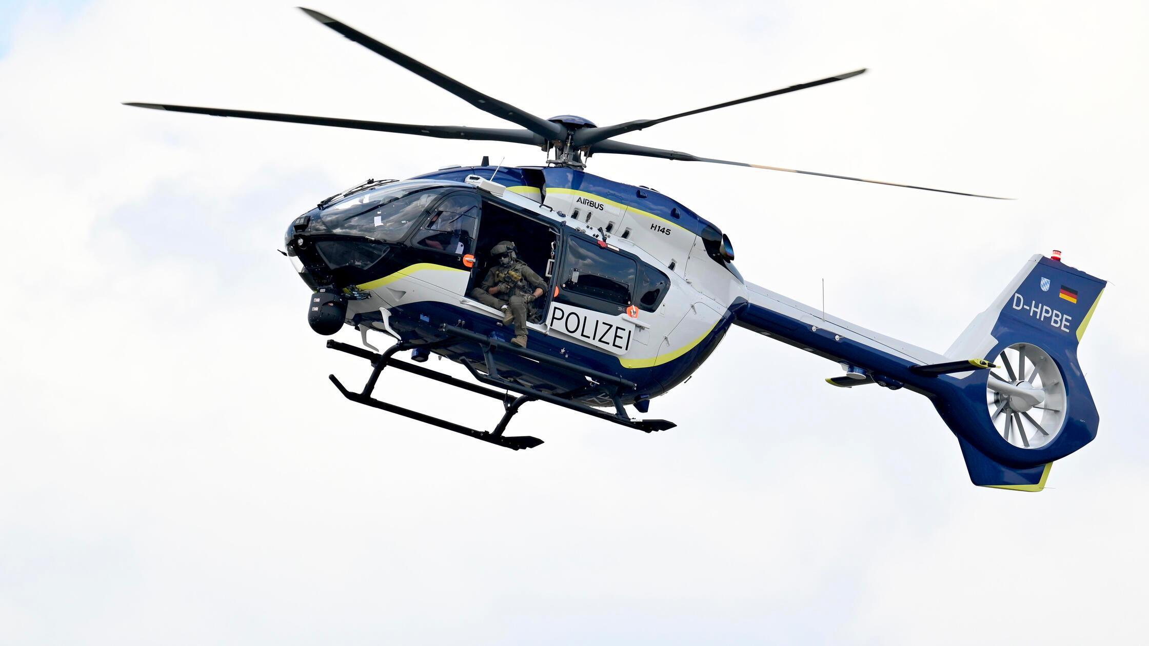 Polizeihubschrauber mit Spezialeinheiten