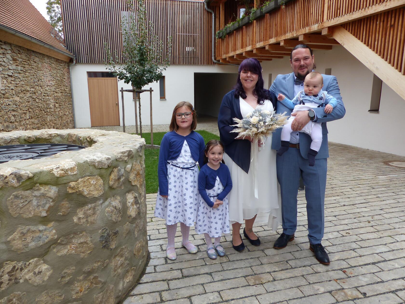 Im September vor fünf Jahren liefen sich Sabrina Stump aus Lauf an der Pegnitz und Sebastian Weißmüller aus Möning das erste Mal über den Weg. Sie fanden sich sympathisch und wurden ein Paar. Nun haben die 37-jährige Fleischereifachverkäuferin und der 35-jährige TÜV-Prüfer ihre Liebe mit dem Ja-Wort besiegelt. Im Kultursaal im Stadlmann-Anwesen in Freystadt traute sie Standesbeamtin Corinna Maier im Beisein der Familienangehörigen. Mitten drin im Geschehen waren die drei Kinder Finja, Selina und Paul, die sich mit ihren Eltern über diesen Schritt gefreut haben. Jede Menge Glückwünsche und Präsente gab es für die Frischvermählten, die mit ihren Kindern in Möning wohnen.