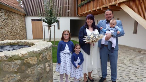 Im September vor fünf Jahren liefen sich Sabrina Stump aus Lauf an der Pegnitz und Sebastian Weißmüller aus Möning das erste Mal über den Weg. Sie fanden sich sympathisch und wurden ein Paar. Nun haben die 37-jährige Fleischereifachverkäuferin und der 35-jährige TÜV-Prüfer ihre Liebe mit dem Ja-Wort besiegelt. Im Kultursaal im Stadlmann-Anwesen in Freystadt traute sie Standesbeamtin Corinna Maier im Beisein der Familienangehörigen. Mitten drin im Geschehen waren die drei Kinder Finja, Selina und Paul, die sich mit ihren Eltern über diesen Schritt gefreut haben. Jede Menge Glückwünsche und Präsente gab es für die Frischvermählten, die mit ihren Kindern in Möning wohnen.