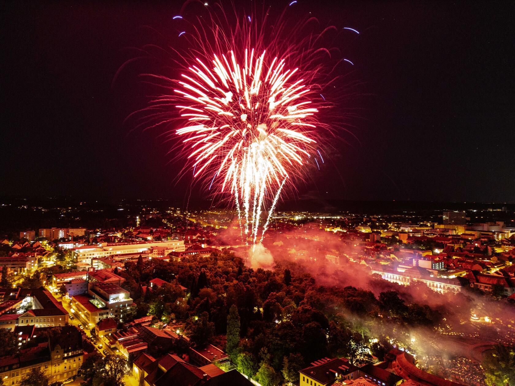 Hochrangige Gäste aus Politik, Wirtschaft und Wissenschaft, Freunde und Förderer der FAU und natürlich die Studierenden und Universitätsangehörigen sowie die Allgemeinheit, machen das Fest zu etwas ganz Besonderem.