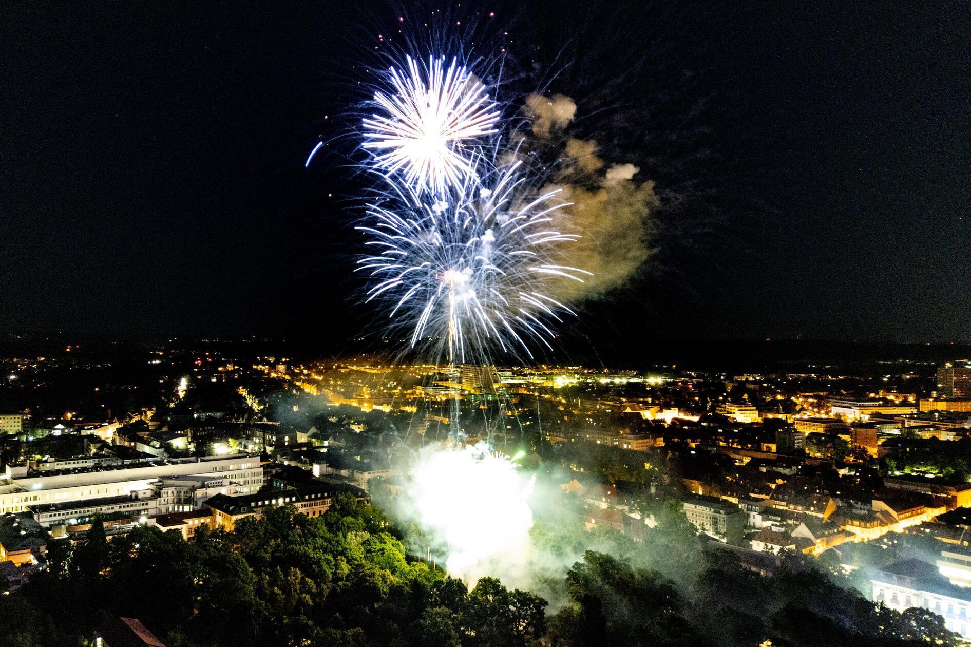 Das Feuerwerk zum Schlossagrtenfest in Erlangen am