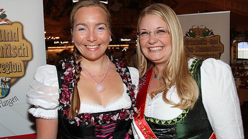 Kathrin Kohlmann (re.), die amtierende Volksfestkönigin, kam natürlich standesgemäß im Dirndl.
