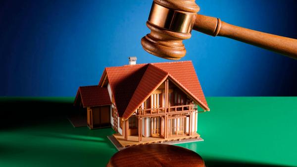 Zwangsversteigerung, Symbolbild, Studioaufnahme **