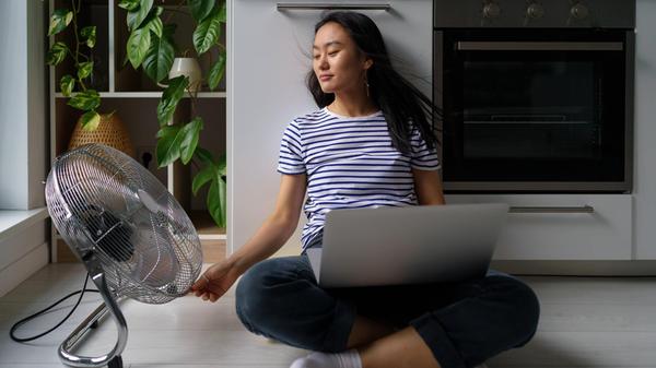 Kampf mit Windmühlen: Auf den Ventilator als Freund und Helfer an heißen Tagen ist kaum zu verzichten. Vor allem, wenn man zum Beispiel ohne Klimaanlage im Büro sitzt oder auch sonst keine Chance auf ein frisches Lüftchen hat. Für alle, denen der einfache Luftzug nicht mehr reicht, gibt es einen Lifehack: Einfach eine Schüssel mit Eiswürfeln vor den Ventilator stellen. Das empfiehlt auch die Bundeszentrale für gesundheitliche Aufklärung (BZgA). Alternativ kann auch zum traditionellen Fächer gegriffen werden.