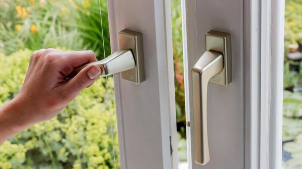Richtig lüften: Damit sich die Wohnung nicht in eine Sauna verwandelt, ist es wichtig, an heißen Tagen richtig zu lüften. So sollten die Fenster geöffnet werden, sobald die Luft abgekühlt ist, bis in die Früh. Am besten funktioniert Querlüftung, durch das Öffnen gegenüberliegender Fenster. Wer auf mehreren Etagen lebt, sollte auch auf mehreren Etagen Fenster öffnen. Wem es tagsüber dennoch zu warm in der Wohnung ist, für den empfiehlt es sich auch tagsüber zu lüften, um einen Durchzug zu schaffen.