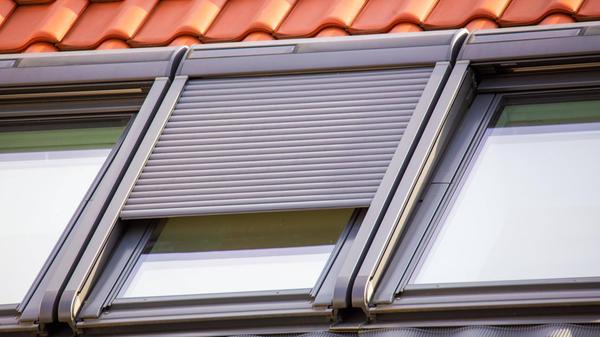 Wohnung abdunkeln: Wer die Möglichkeit hat, der sollte die Sonnenstrahlen tagsüber ausschließen. Die "dpa" empfiehlt "Fenster und Türen zu schließen, Rollläden, Jalousien und dicke Vorhänge" zuzuziehen. Wer die Wahl hat: Abdunklungsmöglichkeiten, die sich außerhalb der Wohnung befinden, sind effektiver als solche, die im Innenraum sind.