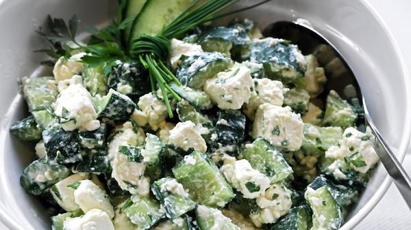 Leichtes Essen: Wer bei hohen Temperaturen schwere und fettige Kost zu sich nimmt, belastet den Körper zusätzlich, da eine anstrengende Verdauung wertvolle Energien in Anspruch nimmt. Bekömmlicheres Essen wie Obst, Salat und mageres Fleisch ist empfehlenswert, um über den Tag hinweg leistungsfähig zu bleiben.