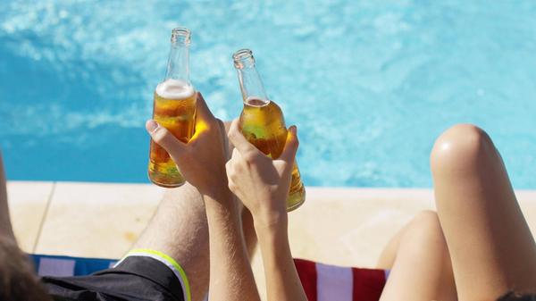Auf Alkohol verzichten: Durch Alkoholkonsum bei extremer Hitze wird der Kreislauf stark belastet und die Nieren werden zu verstärkter Wasserausscheidung veranlasst. Zudem steigt der Alkohol bei hohen Temperaturen wesentlich schneller zu Kopf. Deshalb lieber verzichten!