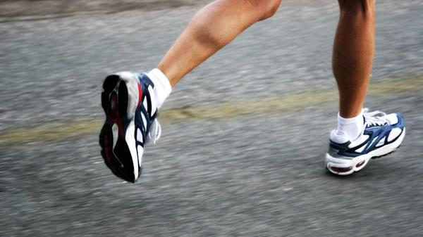 Körperliche Anstrengung vermeiden: Besonders zur Mittagszeit, wenn die Temperaturen am höchsten sind, sollte man sich keinen großen körperlichen Belastungen aussetzen. Stattdessen sollte Sport lieber erst abends oder am frühen Morgen getrieben werden. An heißen Tagen ist eine Siesta nicht verkehrt.