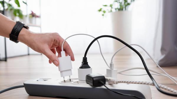 Wärmequellen ausstecken: An besonders heißen Tagen sollten auch alle möglichen Wärmequellen vom Strom genommen werden. Denn: Jeder laufende PC, Fernseher oder Maschinen in der Küche erzeugen weitere Wärme. Auch, wenn Geräte nicht direkt laufen, sollten sie ausgesteckt werden, da viele sonst im Stand-By-Modus weiterlaufen. Das geht auch mit dem Punkt der Ernährung einher: Backofen und Herd sollten an heißen Tagen "Urlaub" haben und eher zu kalten Speisen gegriffen werden. Wer auf etwas Warmes dennoch nicht verzichten will, der sollte die Laufzeiten dieser Geräte minimieren. Beispielsweise indem Gerichte schon während der Aufheizphase des Backofens hineingeschoben werden.