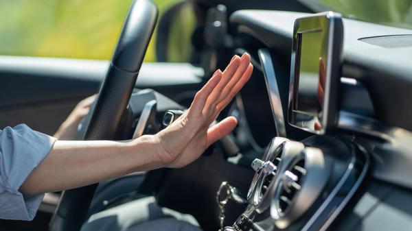 Klimaanlage im Auto: Um ein erhitztes Auto durchzulüften, sollten alle Fenster und Türen geöffnet werden, wenn vorhanden auch ein Schiebedach. Die Klimaanlage sollte direkt nach dem Losfahren auf maximale Kühlleistung eingestellt werden. Aber: Die maximale Kühlleistung sollte nicht während der gesamten Fahrt genutzt werden, da sonst auch Erkältungen drohen können. Wie der ADAC erklärt, lohnt sich die Nutzung der Klimaanlage aber erst ab einer Fahrtlänge von über zehn Minuten, da andernfalls Kompressor und Riemenantrieb durch das ständige An- und Abschalten belastet werden.