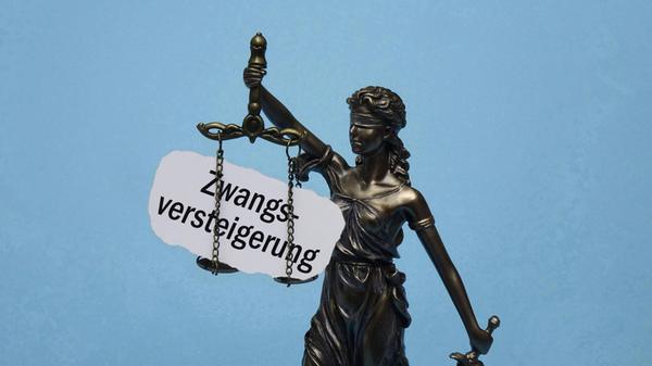 Justitia und Schriftzug Zwangsversteigerung Justit