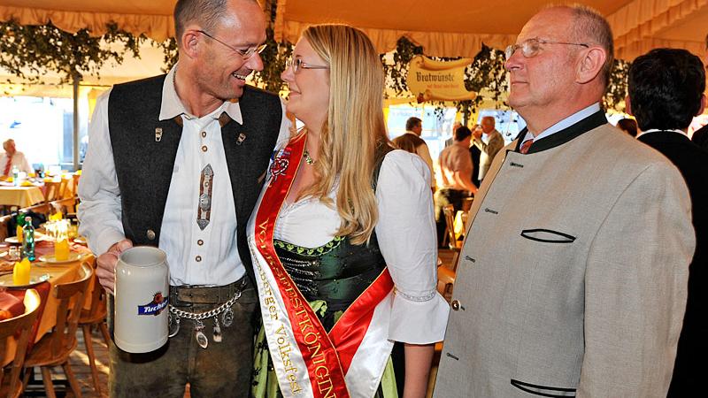 Dreigestirn: Klaus Wübbenhorst (GfK), Volksfestkönigin Kathrin Kohlmann und Franz Inzko (BMW) (von links).