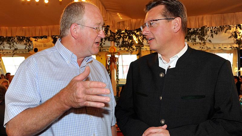 Peter Lössel und Roland Fleck, Geschäftsführer der Nürnberger Messe, im Gespräch.