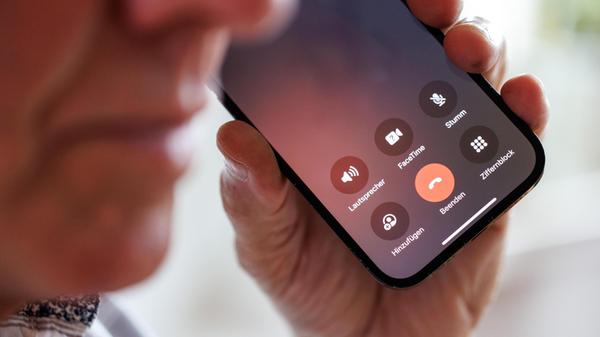 Älterer Mann telefoniert