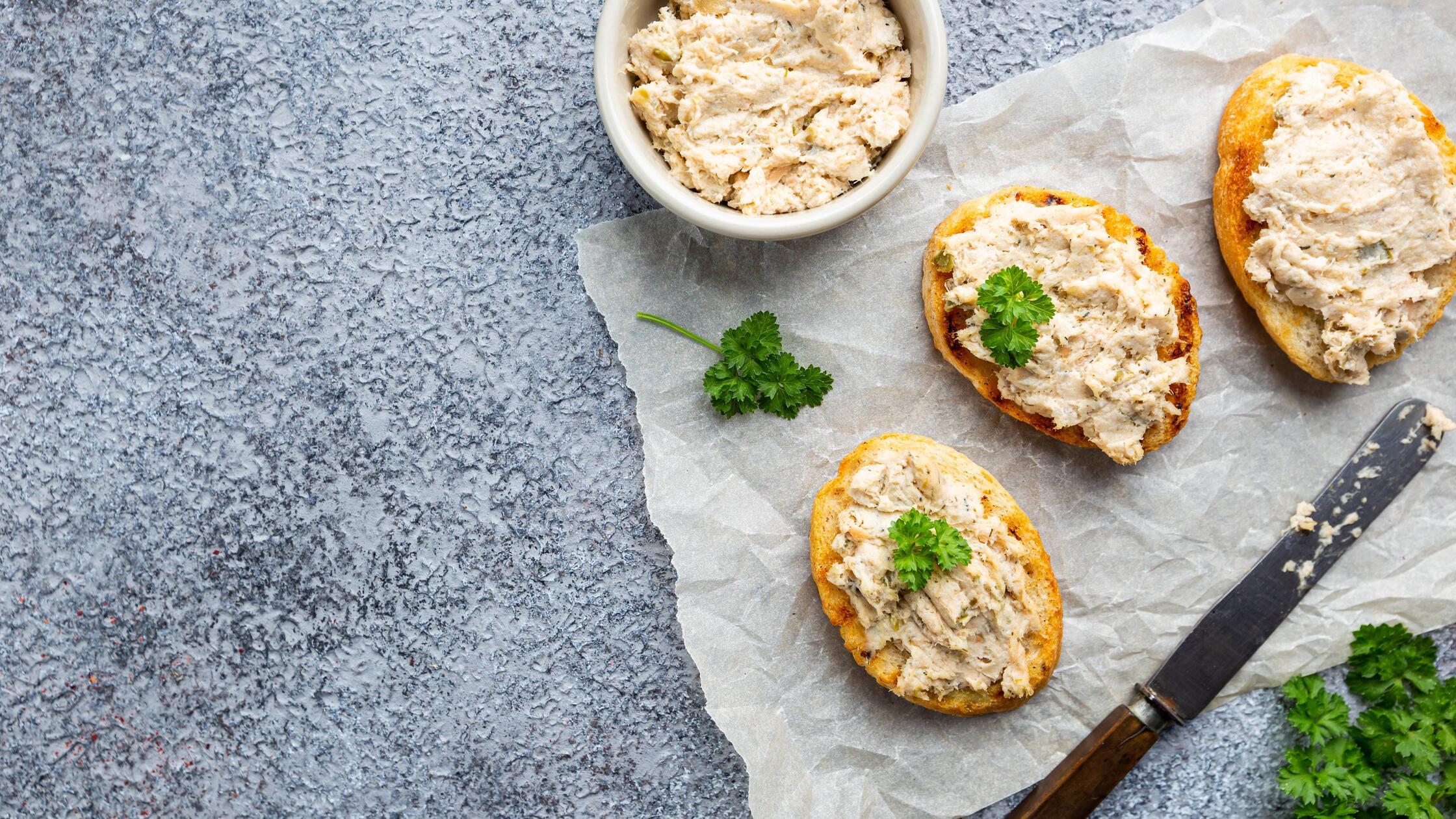Sandwiches mit Lachspastete