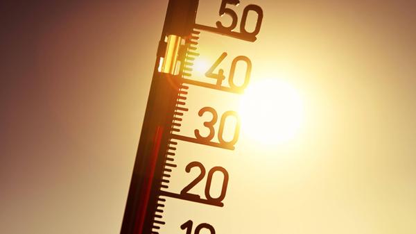 FOTOMONTAGE, Thermometer zeigt hohe Temperaturen a
