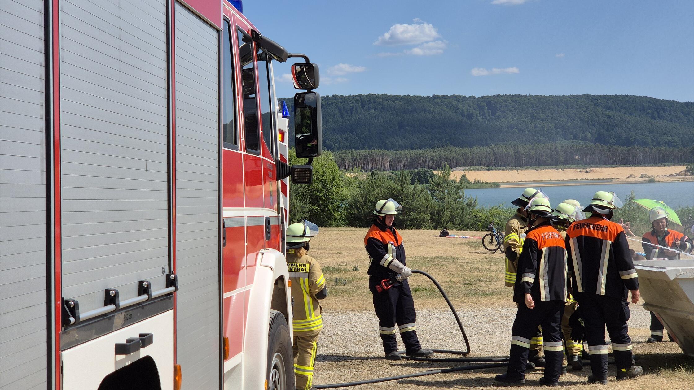 Feuerwehr löscht nach Verpuffung am Bögl-Weiher