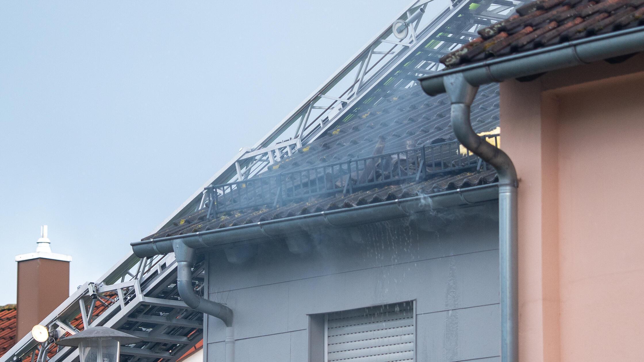 Blitz trifft Wohnhaus in Feuchtwangen: Feuer zerst