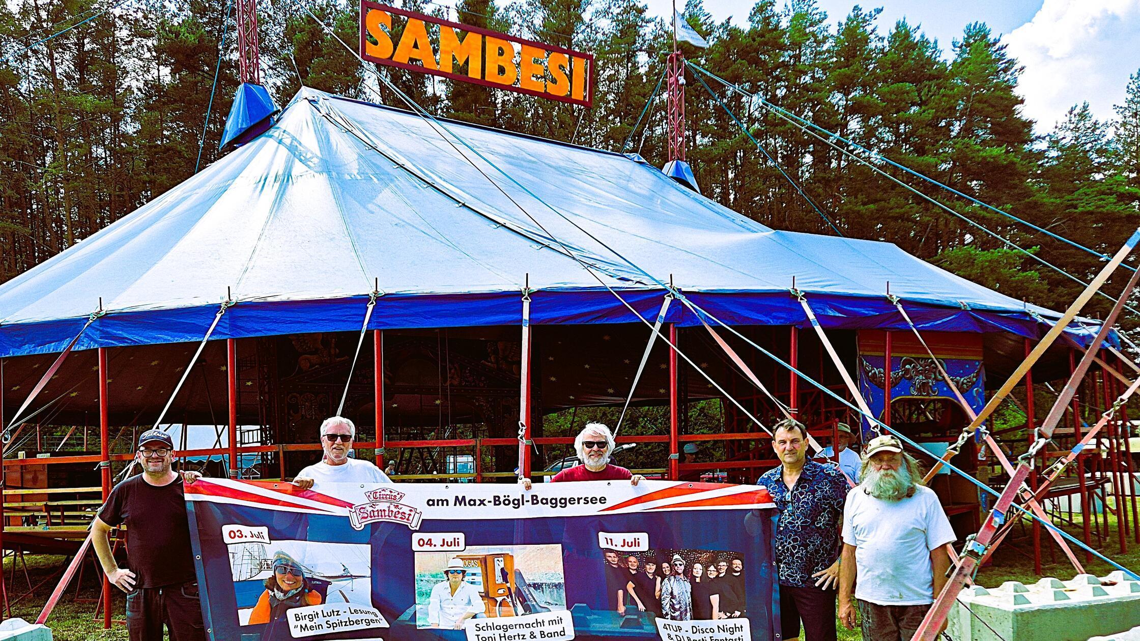 "Circus-Direktor" Karl Nidermayer (r) mit seinem T