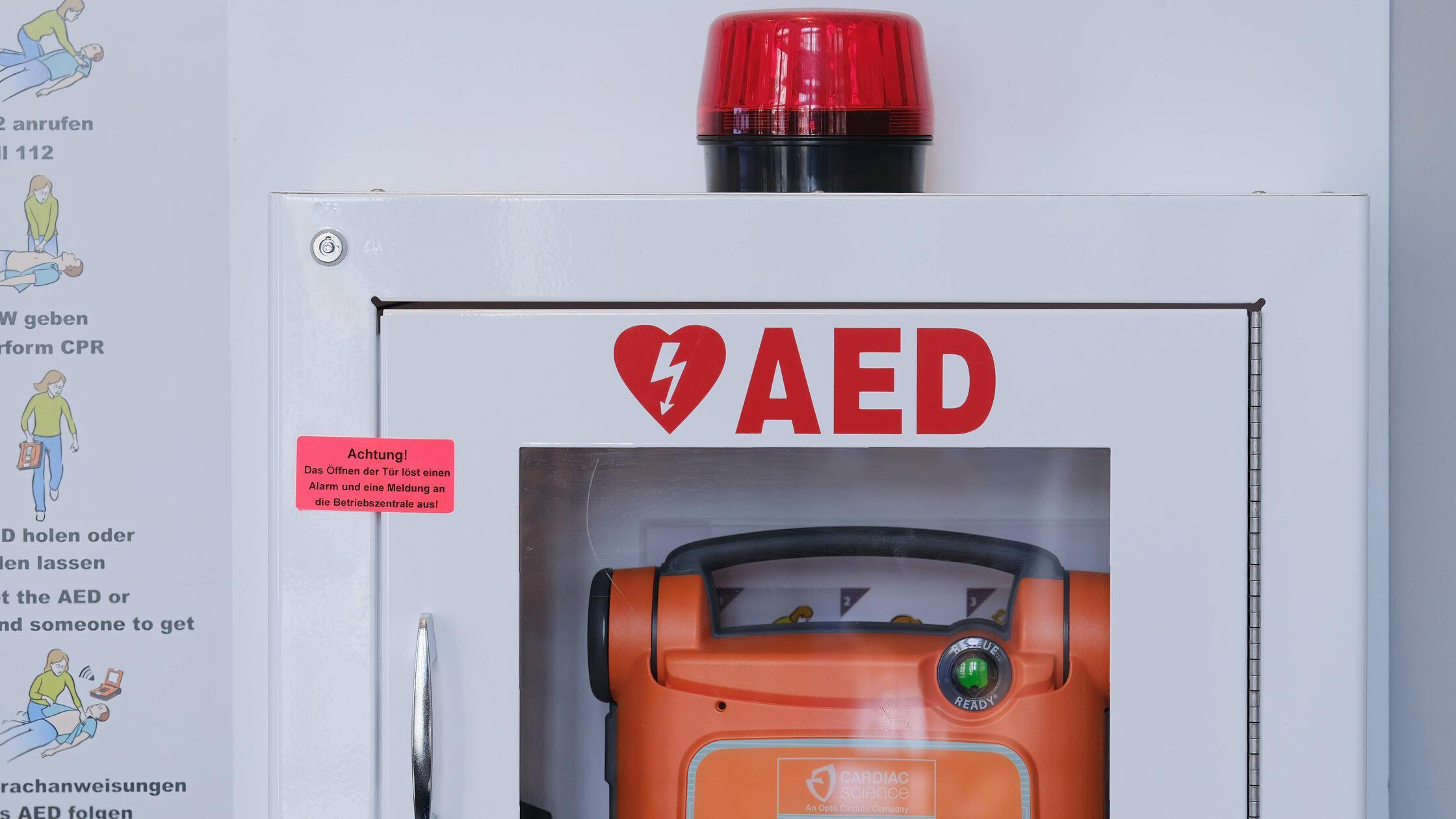 Düsseldorf 30.06.2024 Defibrillator Defi Erste Hil