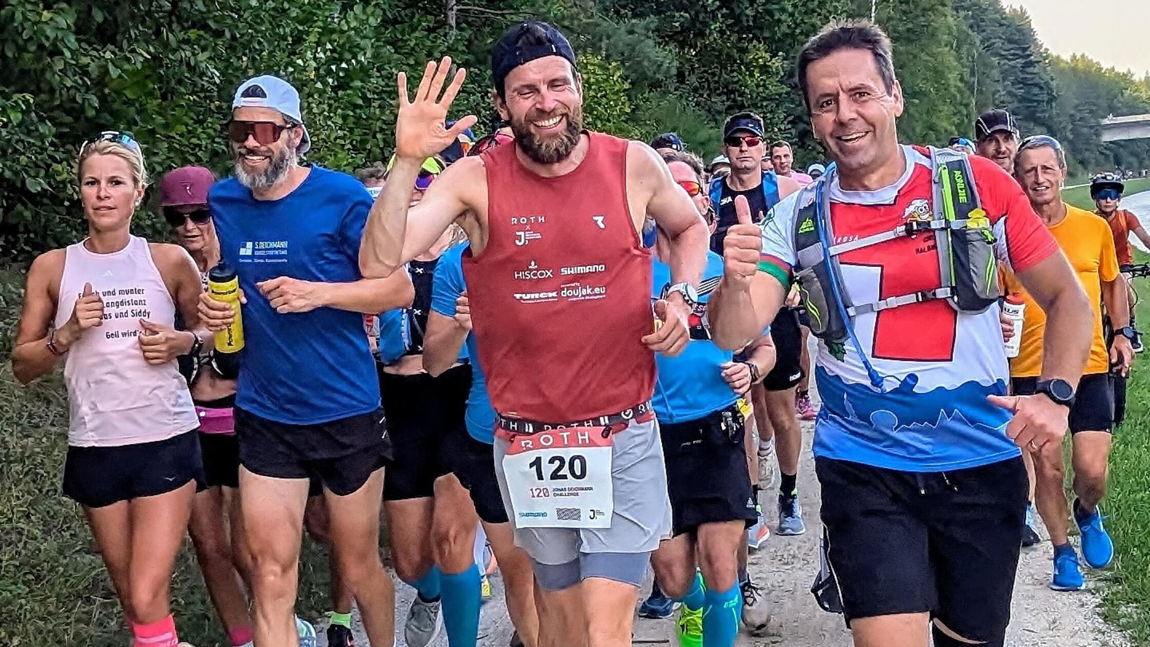 Jonas Deichmann und Landrat Ben Schwarz