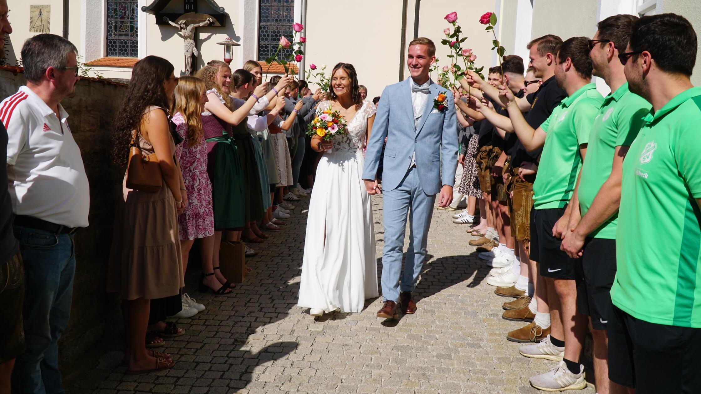Am 20. September 2025 haben sich Selina und Jonas Nießlbeck in der St. Vitus-Kirche in Berg das Jawort gegeben. Selina ist eine geborene Lutz, 26 Jahre alt und stammt aus Berg. Sie arbeitet in der Kindertagesstätte St. Marien in Berg als Erzieherin. Jonas kommt auch aus Berg, ist 24 Jahre alt und Bankfachwirt. Er arbeitet als Filialleiter bei der Sparkasse in Mühlhausen. Bei strahlendem Sonnenschein und blauen Himmel wurde ein großes Spalier von den Vereinen, denen das Brautpaar angehört, gebildet. Die Freiwillige Feuerwehr, die DJK-Fußballer, die Wasserwacht, die Turnabteilung des SV Höhenberg, wo Selina Trainerin ist, und die Kiwa Buam und Moidler ließen es sich nicht nehmen, dem Brautpaar zu gratulieren.