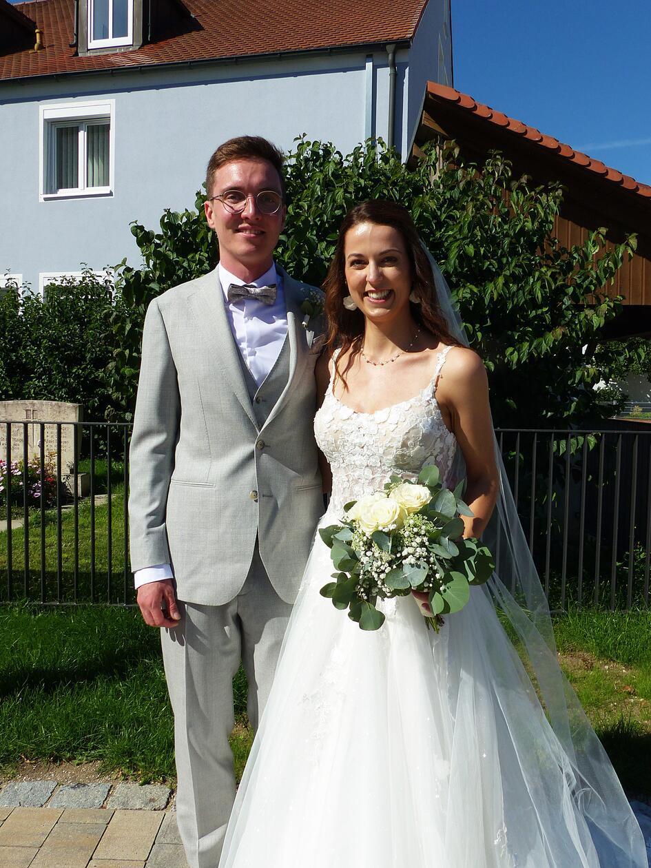Schon seit ihrer Zeit am Ostendorfer Gymnasium in Neumarkt kennen sich Katja Meier aus Berngau und Daniel Frauenknecht aus Neumarkt. Ein Paar wurden sie jedoch erst, nachdem sich ihre Wege nach dem Abitur zunächst getrennt hatten. 2016 war es so weit und aus einem neuerlichen Treffen wurde allmählich Liebe. Nun haben sie ihre Partnerschaft mit dem Eheversprechen in der Berngauer Pfarrkirche „Sankt Peter und Paul“ besiegelt. Zur Hochzeitsfeier luden die Frischvermählten in den Gasthof zur Adelburg nach Hollerstetten ein. Zum gemeinsamen Wohnort hat das Paar Neumarkt gewählt. Als Traumziel für ihre Flitterwochen haben sie sich die Inselgruppe Seychellen im Indischen Ozean vor der Ostküste Afrikas ausgesucht.