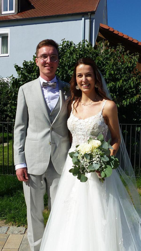 Schon seit ihrer Zeit am Ostendorfer Gymnasium in Neumarkt kennen sich Katja Meier aus Berngau und Daniel Frauenknecht aus Neumarkt. Ein Paar wurden sie jedoch erst, nachdem sich ihre Wege nach dem Abitur zunächst getrennt hatten. 2016 war es so weit und aus einem neuerlichen Treffen wurde allmählich Liebe. Nun haben sie ihre Partnerschaft mit dem Eheversprechen in der Berngauer Pfarrkirche „Sankt Peter und Paul“ besiegelt. Zur Hochzeitsfeier luden die Frischvermählten in den Gasthof zur Adelburg nach Hollerstetten ein. Zum gemeinsamen Wohnort hat das Paar Neumarkt gewählt. Als Traumziel für ihre Flitterwochen haben sie sich die Inselgruppe Seychellen im Indischen Ozean vor der Ostküste Afrikas ausgesucht.
