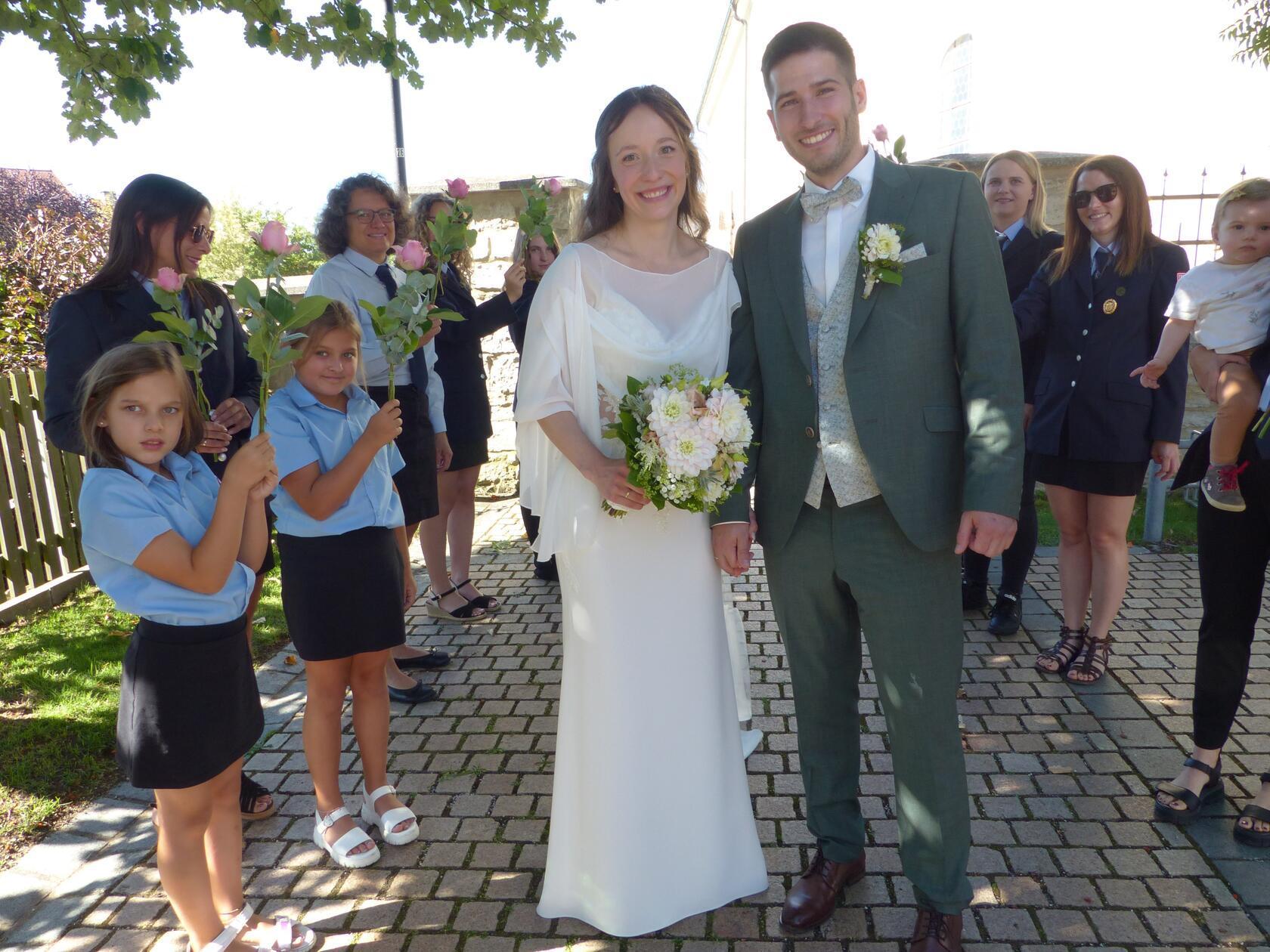 Bei einer ökumenischen Trauung in der festlich geschmückten Pfarrkirche „Sankt Gangolf“ in Burggriesbach haben sich Sophie Stadler aus Stierbaum und Christian Felker aus Kaufbeuren den Segen der Kirche für ihren Ehebund erbeten. Im Anschluss grüßten die Feuerwehrleute der Rübling-Stierbaumer Wehr mit einem Spalier, gratulierten und überreichten Geschenke. Zur Hochzeitsfeier luden die beiden 28-Jährigen, sie ist Apothekerin, er Förster, ins Gasthaus Sonne nach Kottingwörth. Sie haben sich vor knapp vier Jahren in Erlangen in der Wohngemeinschaft von Sophie kennengelernt. Die Frischvermählten haben sich Riedenburg als gemeinsamen Wohnort auserkoren und werden demnächst in Sardinien ihre Flitterwochen verbringen.