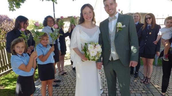 Bei einer ökumenischen Trauung in der festlich geschmückten Pfarrkirche „Sankt Gangolf“ in Burggriesbach haben sich Sophie Stadler aus Stierbaum und Christian Felker aus Kaufbeuren den Segen der Kirche für ihren Ehebund erbeten. Im Anschluss grüßten die Feuerwehrleute der Rübling-Stierbaumer Wehr mit einem Spalier, gratulierten und überreichten Geschenke. Zur Hochzeitsfeier luden die beiden 28-Jährigen, sie ist Apothekerin, er Förster, ins Gasthaus Sonne nach Kottingwörth. Sie haben sich vor knapp vier Jahren in Erlangen in der Wohngemeinschaft von Sophie kennengelernt. Die Frischvermählten haben sich Riedenburg als gemeinsamen Wohnort auserkoren und werden demnächst in Sardinien ihre Flitterwochen verbringen.