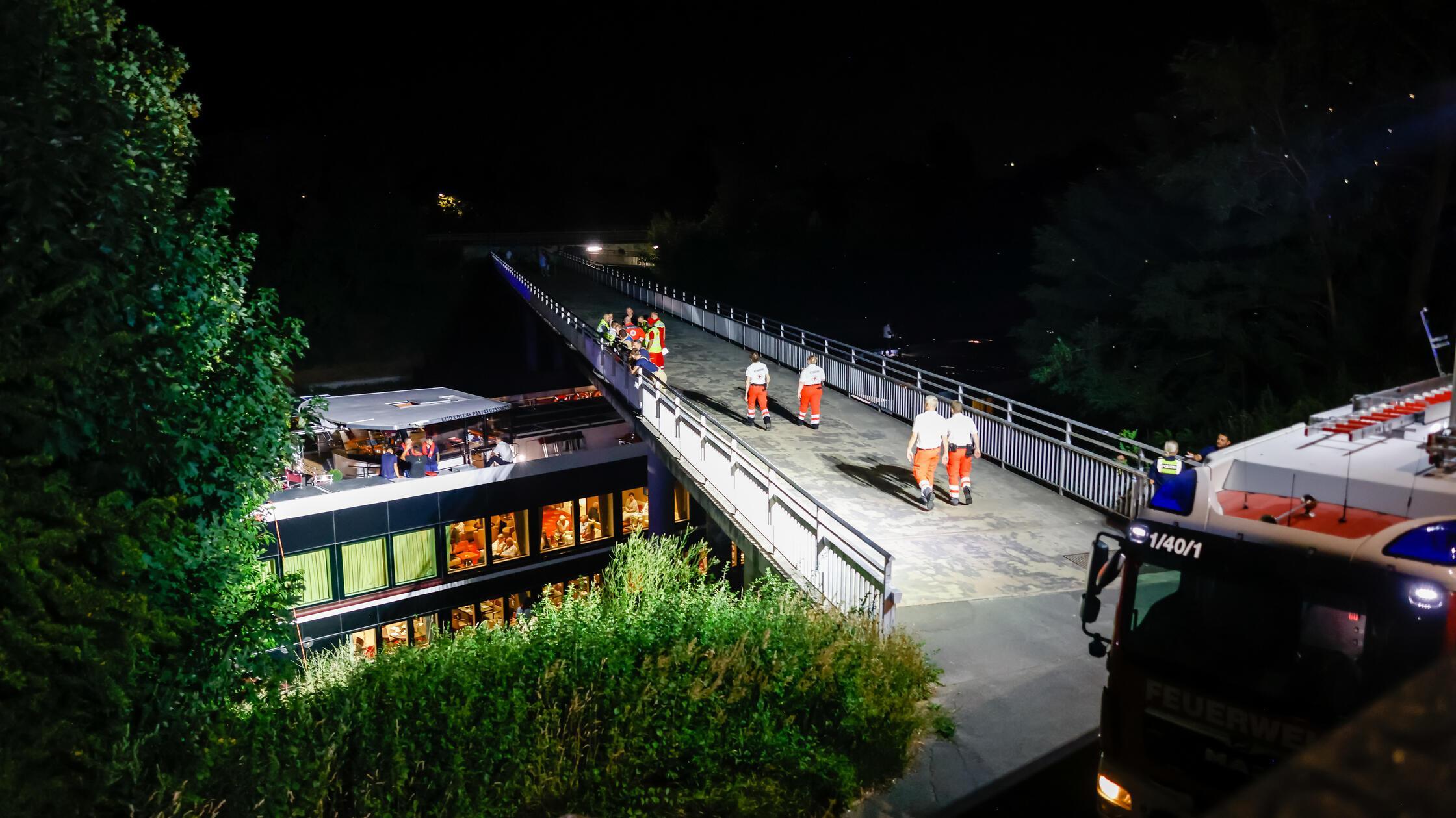 Passagierschiff streift Br&uuml;cke am Main-Donau-Kanal in F&uuml;rth: Die Bilder vom Gro&szlig;einsatz