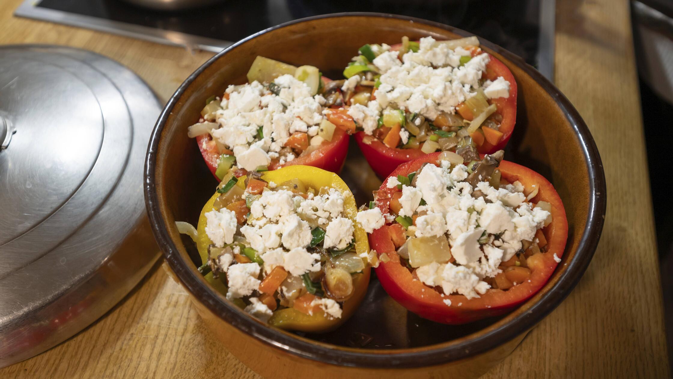 Gefüllte Paprika mit Gemüse in einer Kasserole, Ba
