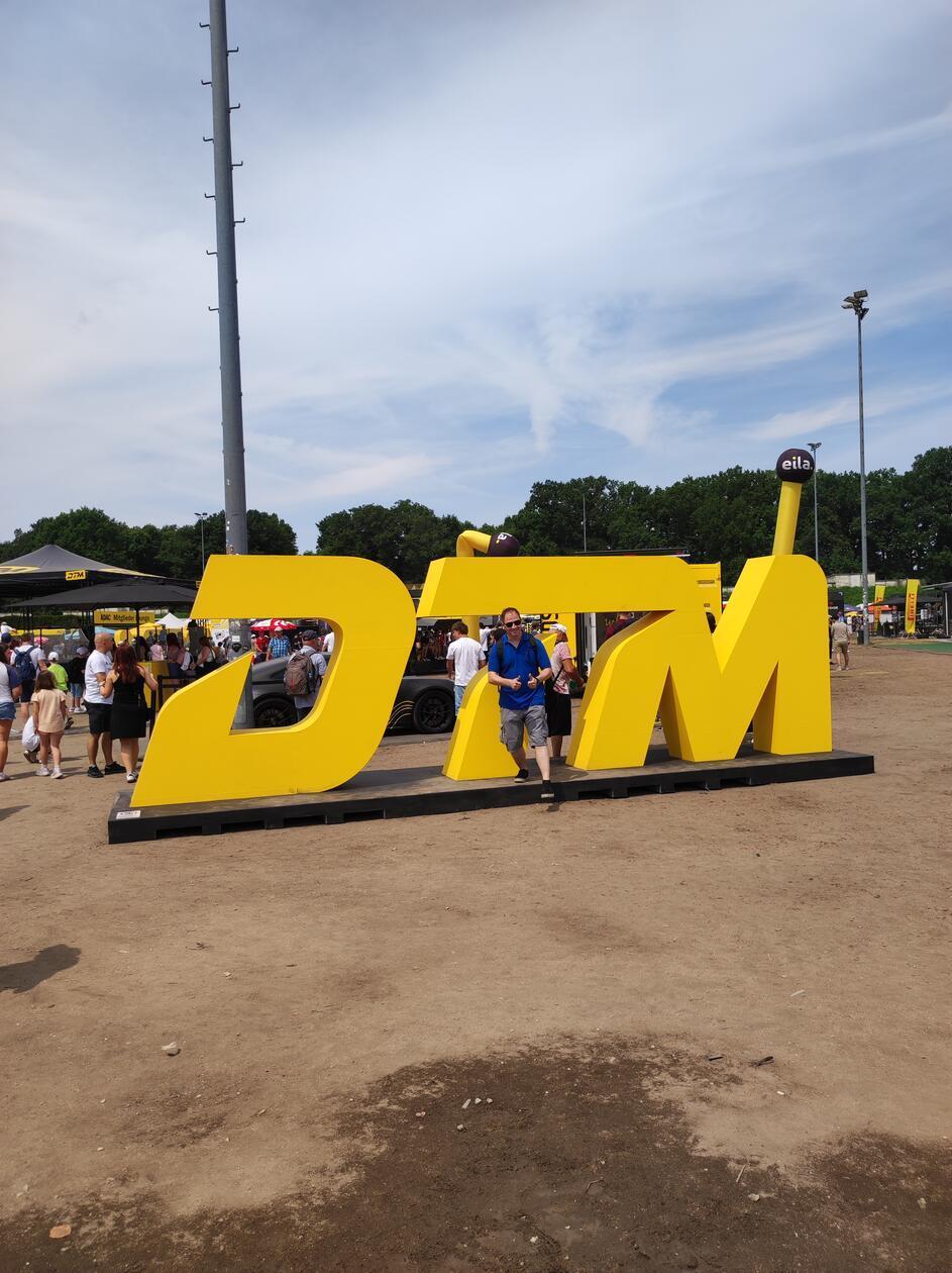Der DTM-Schriftzug in der Fanzone im Nürnberger Zeppelinfeld war ein beliebtes Fotomotiv der Besucherinnen und Besucher des Norisring-Rennens.