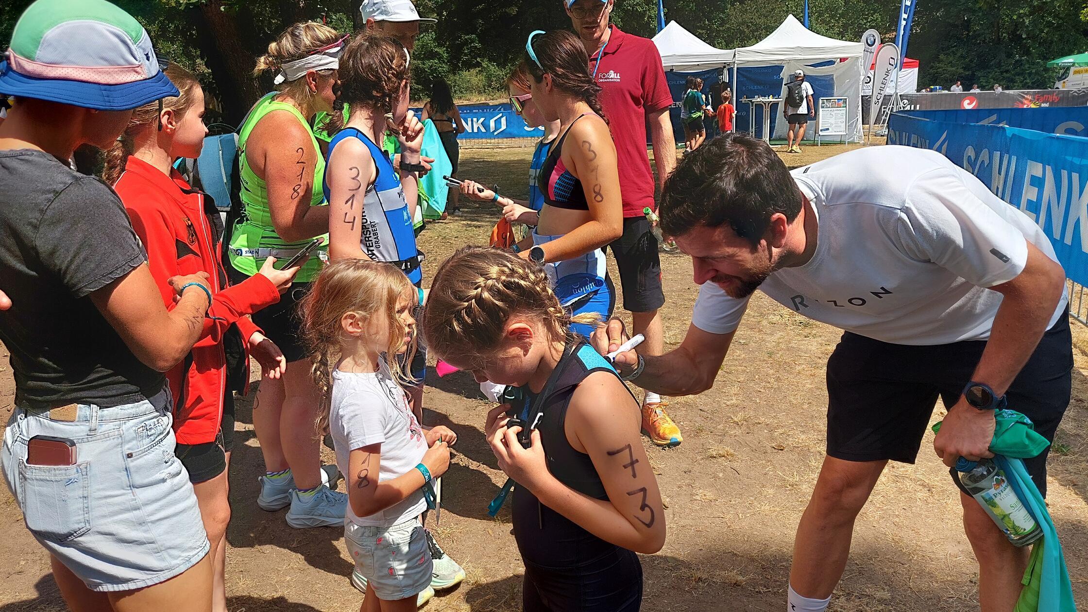 Bitte ein Autogramm! Jonas Deichmann erfüllte viel