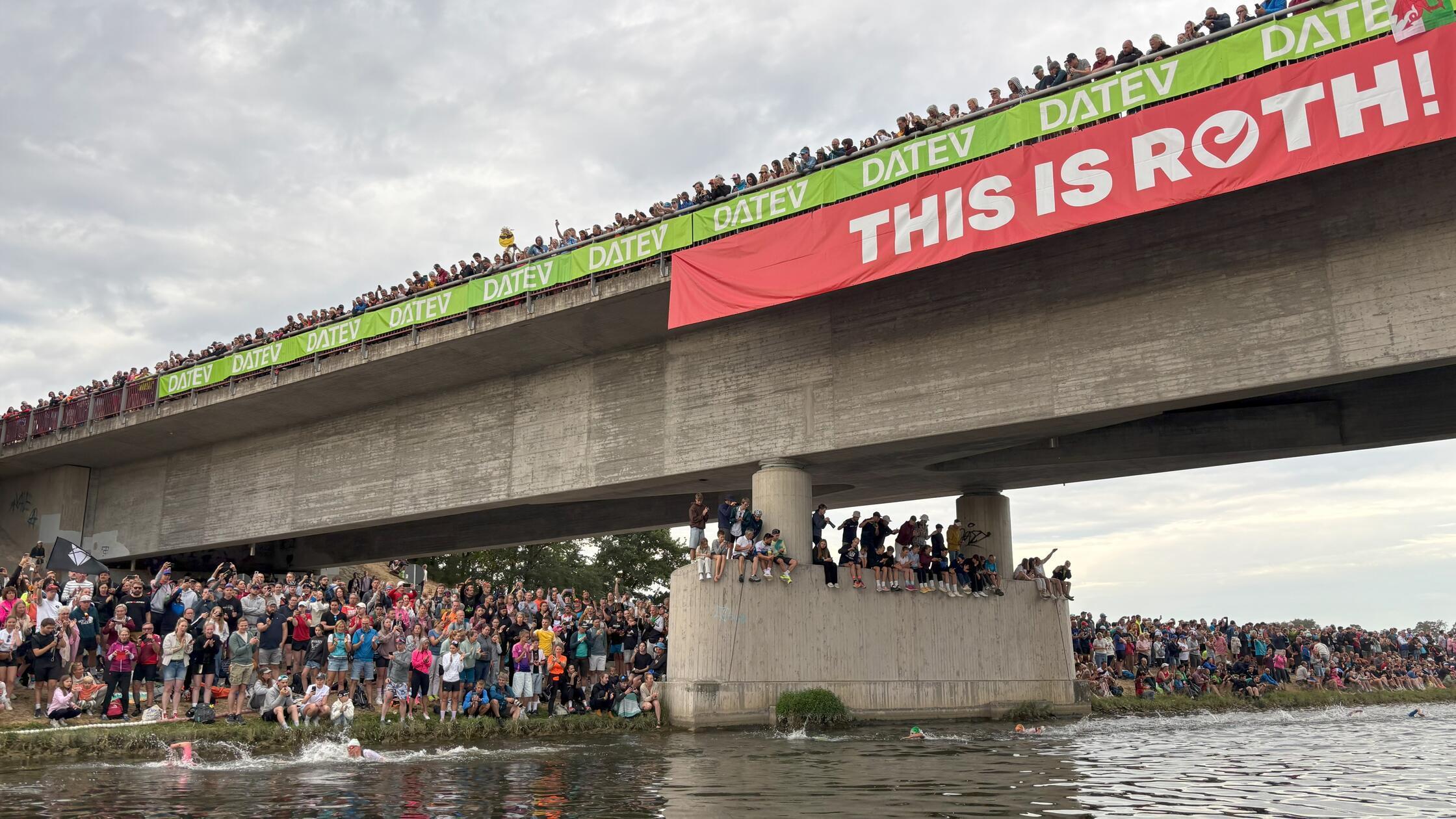 Hochstimmung im Landkreis Roth: Zigtausende Zuschauer sind beim Challenge Roth 2025 unterwegs. Jeder Zentimeter Brücke wird von Fans genutzt. Wirklich jeder.