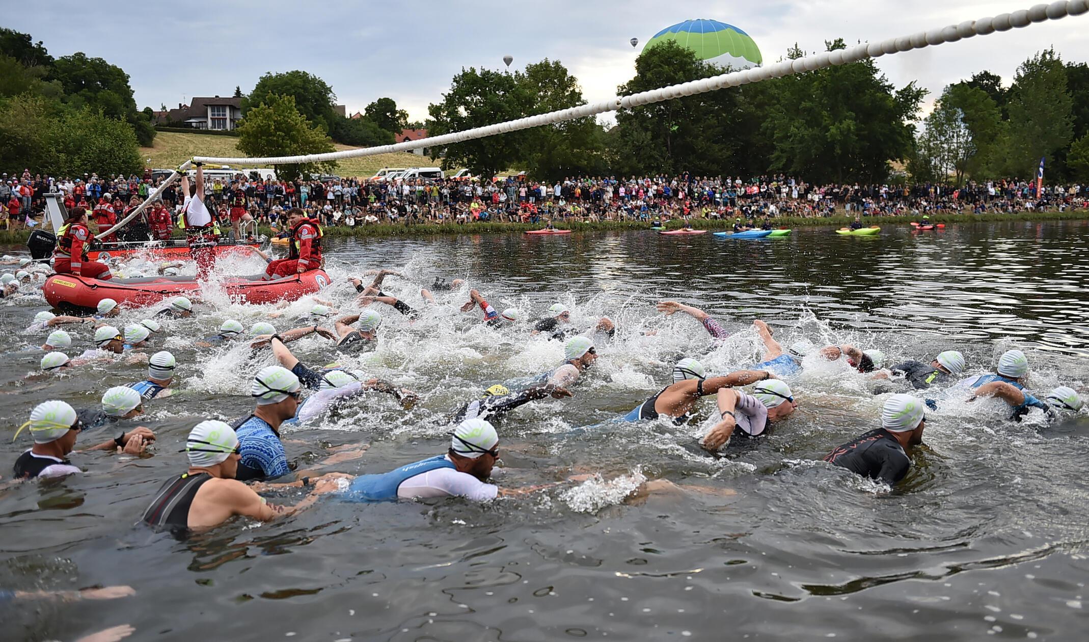 Punkt 6.30 Uhr stürzten sich die ersten Athletinnen und Athleten in den Main-Donau-Kanal. 