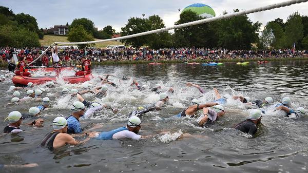 Punkt 6.30 Uhr stürzten sich die ersten Athletinnen und Athleten in den Main-Donau-Kanal.