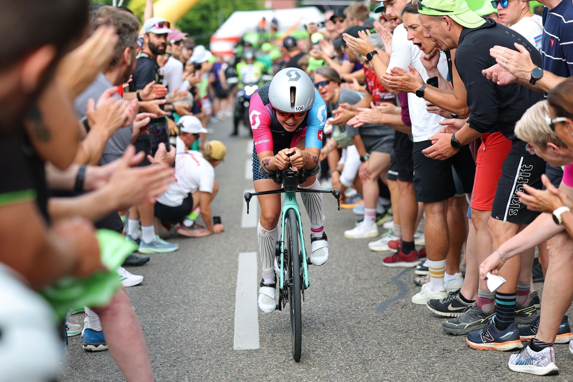 Die australische Triathletin Laura Siddall bahnt sich ihren Weg - mitten durch die Fans.
