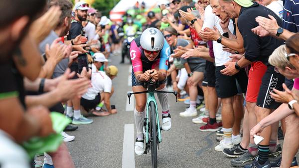 Die australische Triathletin Laura Siddall bahnt sich ihren Weg - mitten durch die Fans.