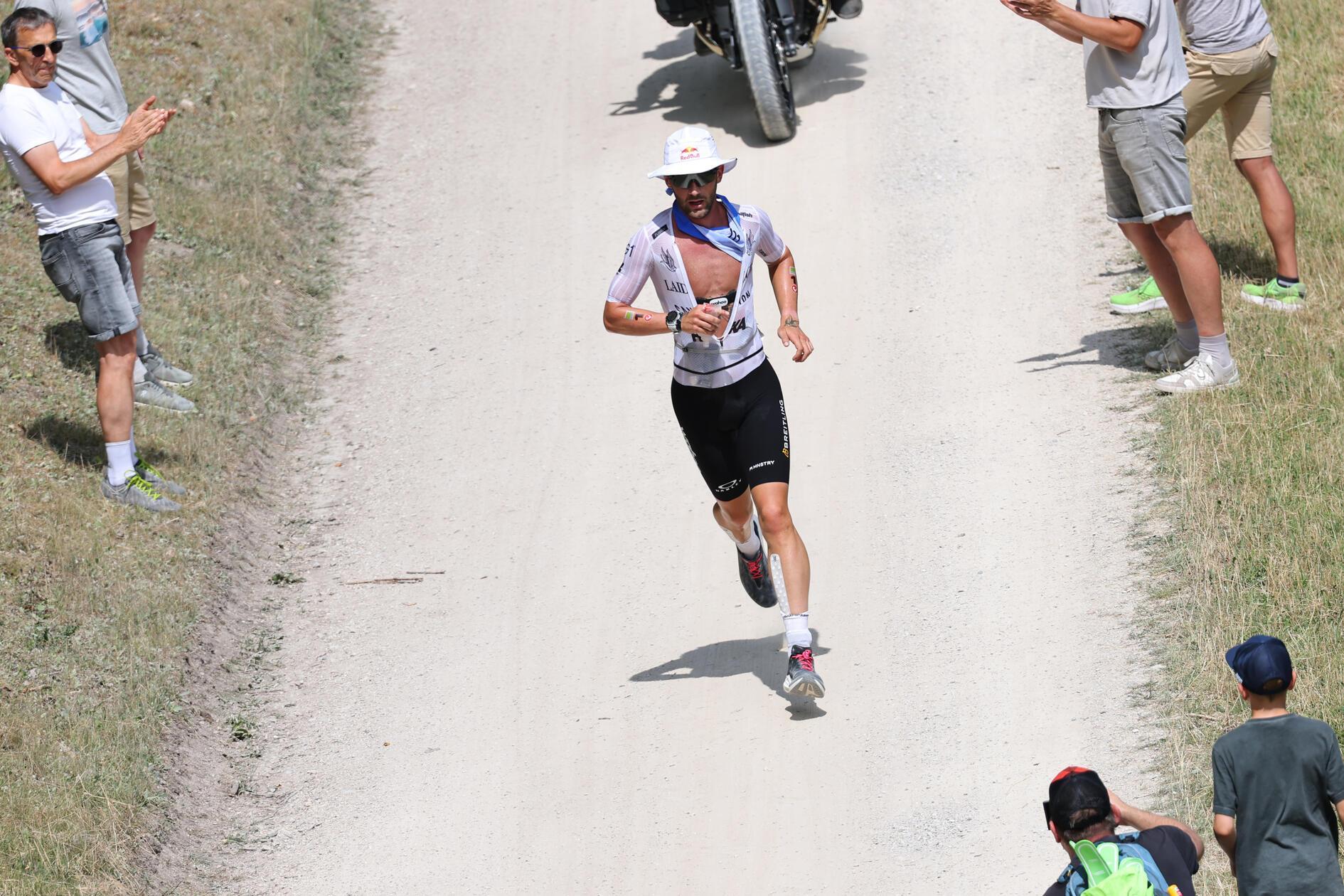 Bei den Männern macht am Ende Sam Laidlow das Rennen. Um 14 Uhr kommt er ins Ziel und feiert den Sieg in 7:29:35 Stunden.