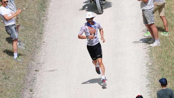 Bei den Männern macht am Ende Sam Laidlow das Rennen. Um 14 Uhr kommt er ins Ziel und feiert den Sieg in 7:29:35 Stunden.
