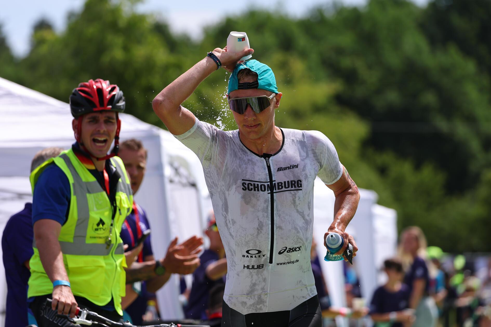 Überraschungsmann Jonas Schomburg beendet das Rennen nach 7:32:14 Stunden auf Platz zwei.