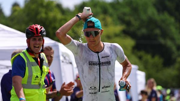 Überraschungsmann Jonas Schomburg beendet das Rennen nach 7:32:14 Stunden auf Platz zwei.