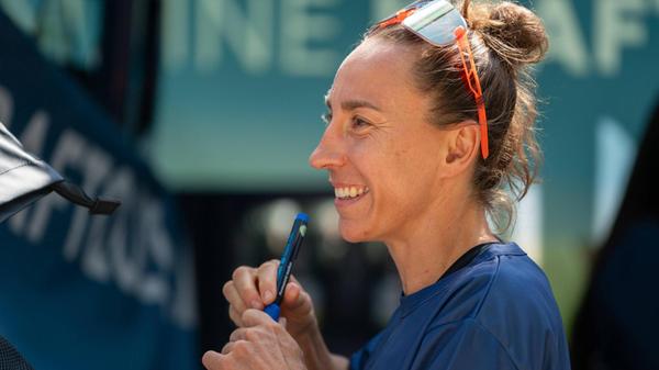 Vorjahressiegerin Anne Haug, die bereits vier Mal den Challenge in Roth gewinnen konnte, unterstützte die Athleten an der Strecke. Für sie gab es eine klare Favoritin. "Laura wird es auf jeden Fall machen", so Haug.