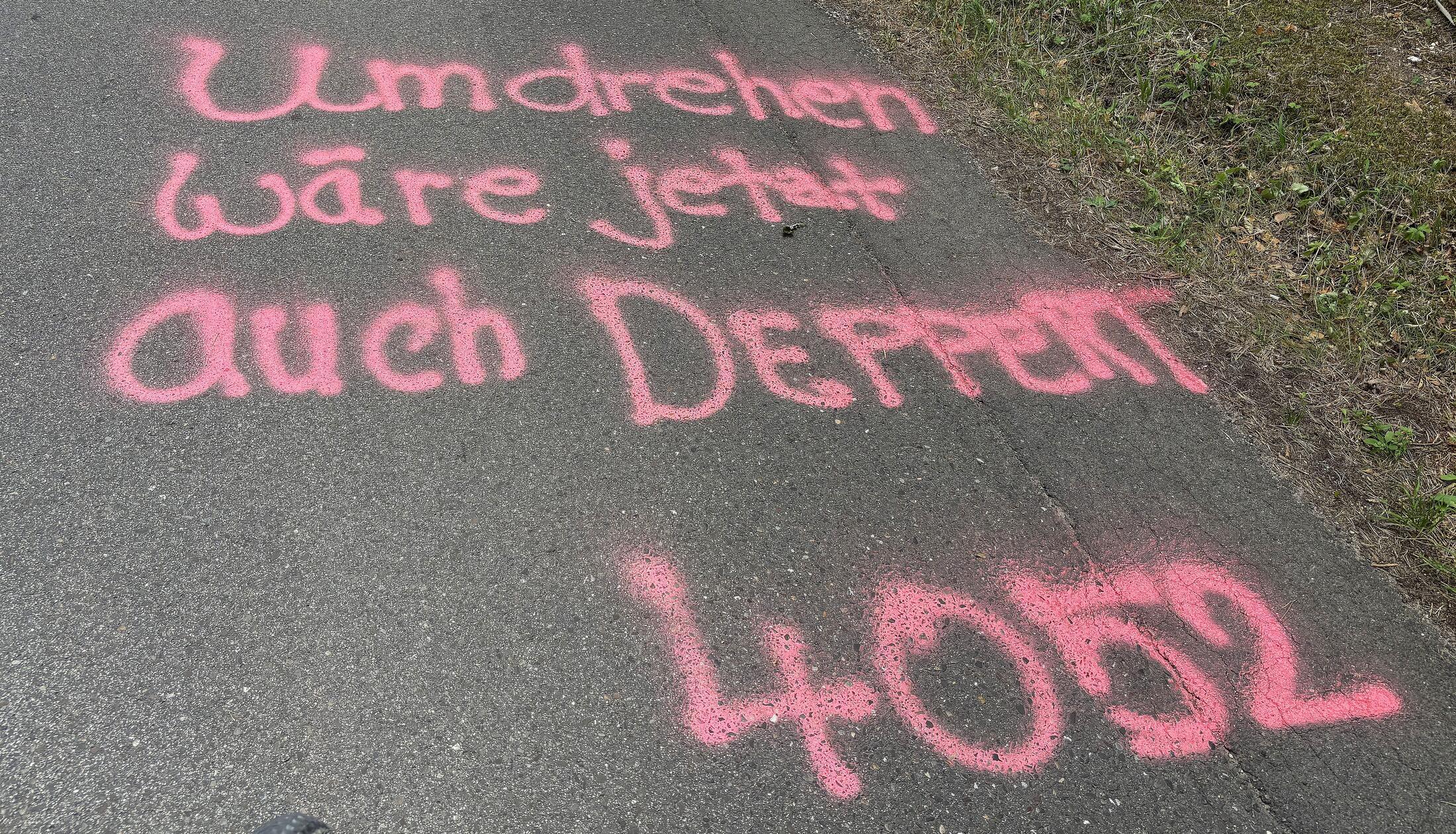 Der Rother Challenge-Triathlon ist bekannt für seine sympathische Atmosphäre - und insbesondere für seine euphorischen und kreativen Fans. Wir zeigen einige der witzigsten und rührendsten Anfeuerungs-Plakate.