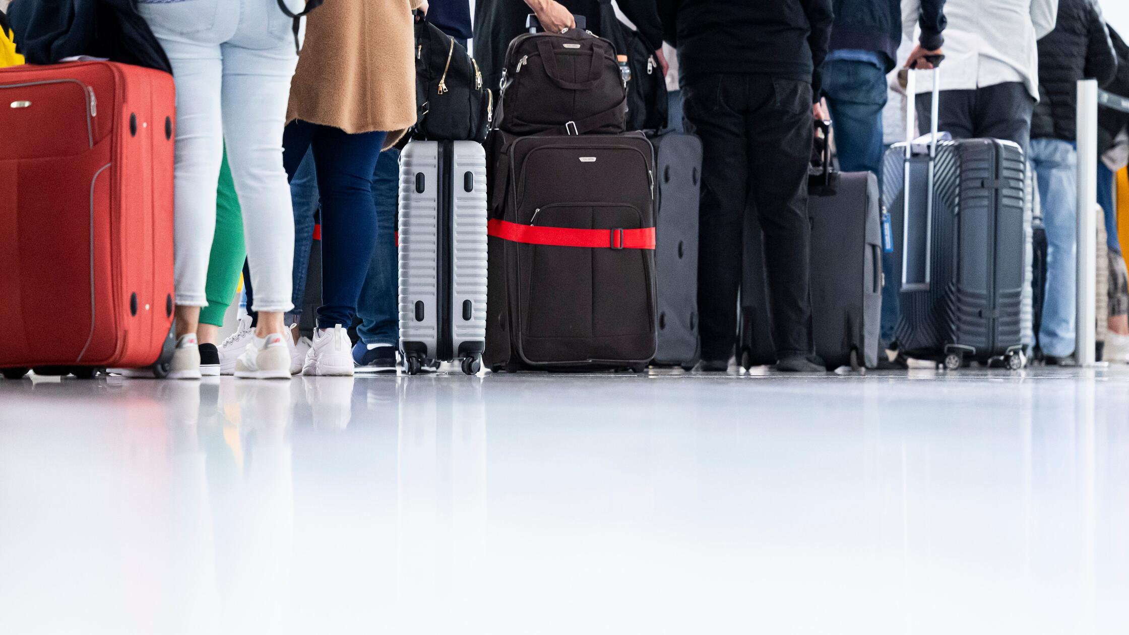 Passagiere mit Fluggepäck zu Ferienbeginn.2441.jpg