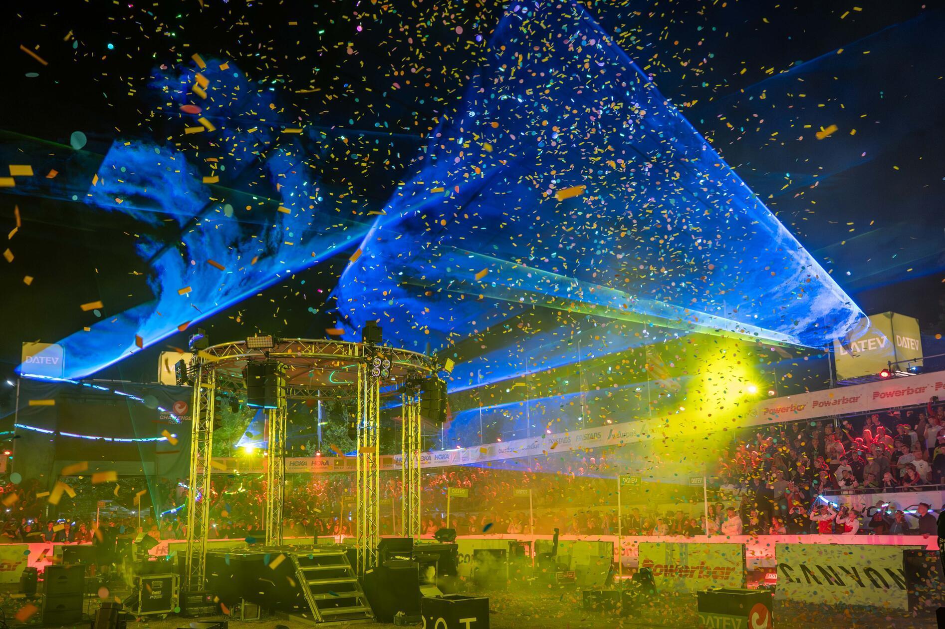 So geht feiern: Lasershow mit Konfettiregen.