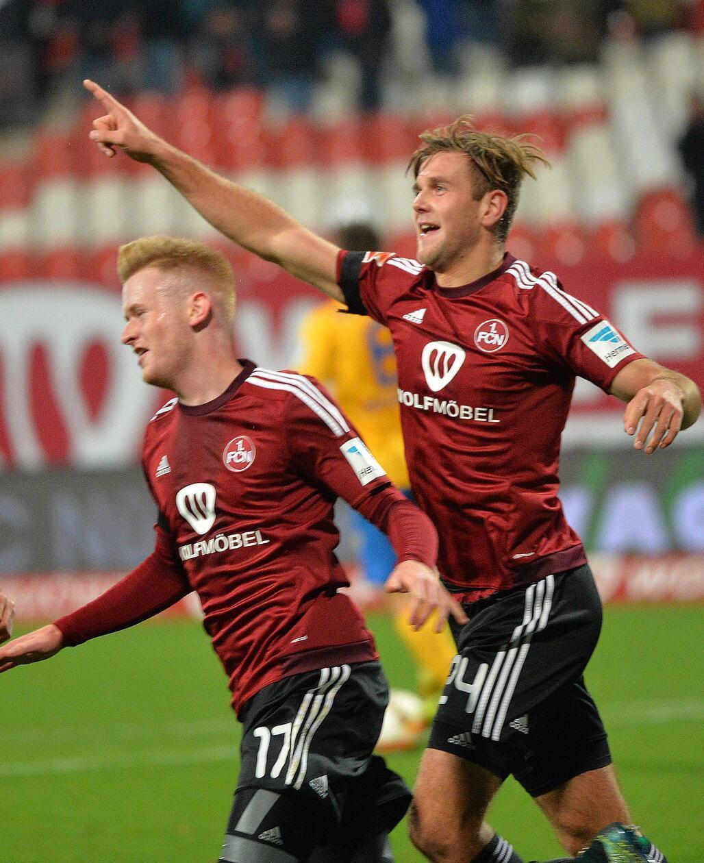 Saison 2015/16: Sehr schlicht kommt das von Adidas produzierte Heimtrikot in dieser Zweitligaspielzeit daher. Die Brust ziert damals das einfarbige Logo des Möbelfabrikanten Wolf - überzeugt Sie dieses weinrote Exemplar?