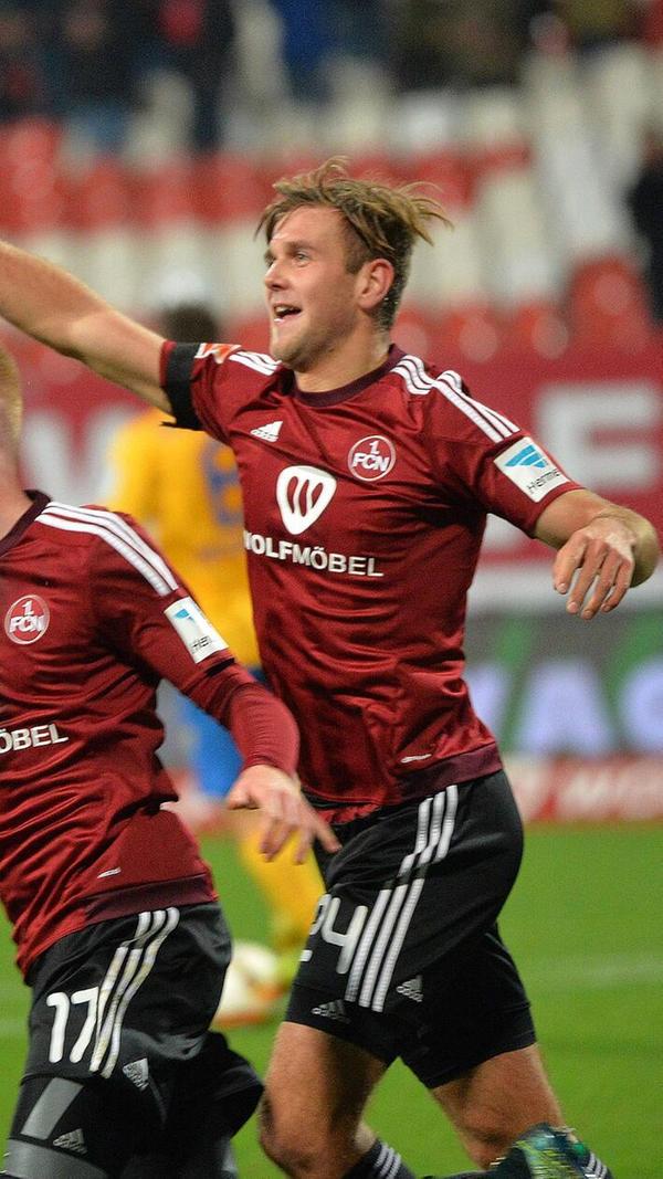 Saison 2015/16: Sehr schlicht kommt das von Adidas produzierte Heimtrikot in dieser Zweitligaspielzeit daher. Die Brust ziert damals das einfarbige Logo des Möbelfabrikanten Wolf - überzeugt Sie dieses weinrote Exemplar?